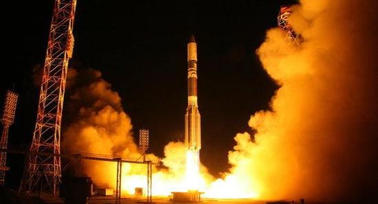 俄罗斯“质子-M”运载火箭正在发射