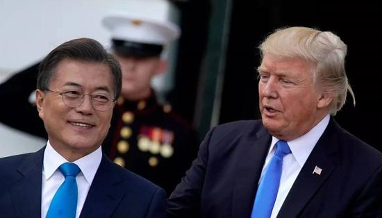 韩国总统文在寅与美国总统特朗普（）