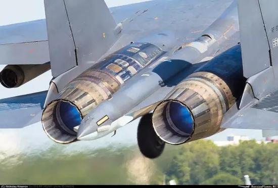 苏-35S的发动机采用土星式矢量喷嘴
