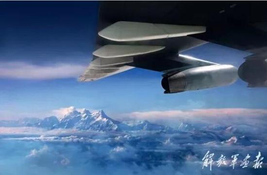 　　2015年4月27日，中国空军派出的第一架满载救灾物资的伊尔-76运输机，飞越喜马拉雅山，前往加德满都执行救灾任务。