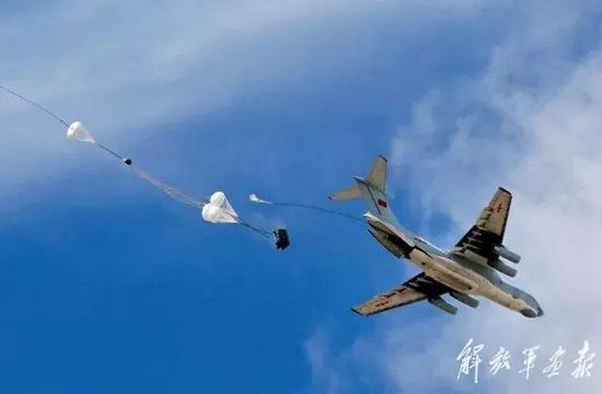 空军运输机实施物资空投任务。（摄影/梁 杰）