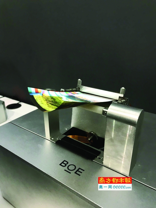 厚度只有0 .03毫米的柔性AMOLED屏