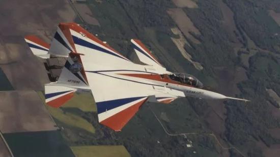 F-15S/MTD试验机于1989年开始安装二维喷嘴进行飞测，其起飞距离缩短38%，降落距离缩短60%，高攻角的俯仰控制力增加110%。注意图中的喷嘴长度与传统喷嘴几乎没有差别