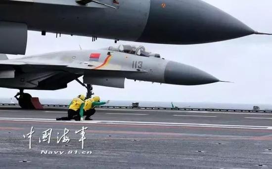 ����2017��1��2������9ʱ30�������������������׼�ķŷ����ƣ���-15����ս������Ծ��ɣ������Ʋ�ʹ�����գ��й��Ϻ��Ͽ����֡����衱��Ӱ�����ˣ���-15���ػ�ʵ�����й��Ĵ����𽵺�ĸ��