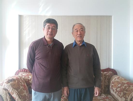师徒二人合影：从右至左分别为第二代疏浚人王玉铭，第三代疏浚人王健。