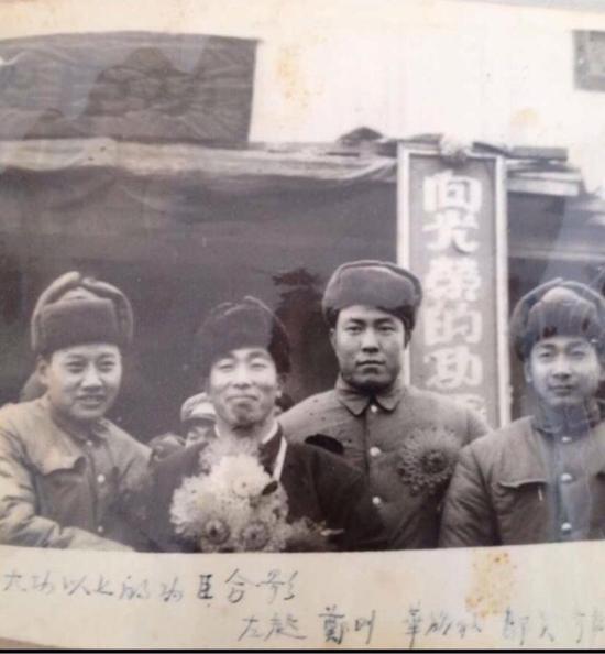 空军第一功臣合影-1951年11月沈阳空军庆功大会;图片:空军政治部
照片右起:齐连璧-空军第一位并列一等功臣、华龙毅-空军第一位特等功臣、邹炎-空军第一位并列一等功臣、郑刚-空军第一位并列一等功臣;