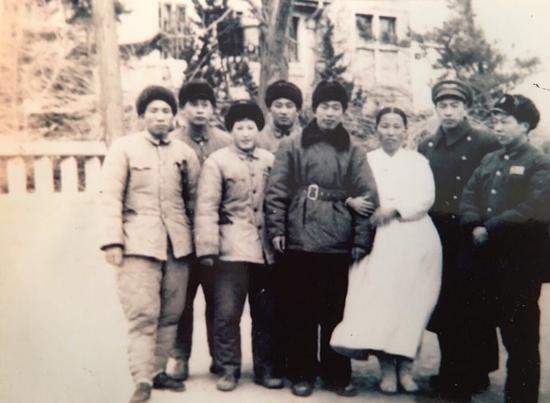 1952年春,中国人民志愿军前线回国报告团专程往青岛,看望于1951年10月16日空战中负伤跳伞落至朝鲜平壤东白云山志愿军39军前线阵地获救,时在青岛恢复疗伤的华龙毅,代表团成员中的阿玛尼大娘,正是华龙毅被急救住进朝鲜老乡家中的那位阿玛尼,青岛又一次见面时的情景感动了所有人......