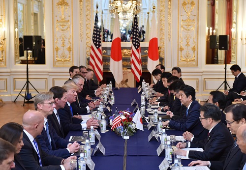 1月6日，在日本首都东京，日本首相安倍晋三与到访的美国总统特朗普举行会谈。新华社发