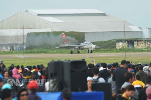 台湾地区新竹空军基地21日举行开放预演活动,编号1428的“IDF经国号”战机因疑似遭鸟击而发电机失效,紧急落地后飞机冒出阵阵黑烟。图片来源:“中央社”