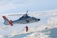 挑战极寒！海军直升机演练冰海搜救