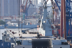 中国首艘两栖攻击舰今日下水