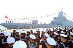 中国055型万吨级驱逐舰首舰南昌舰入列