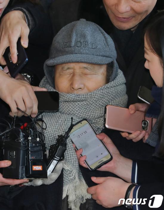 李相得被记者围堵(韩媒NEWS 1)