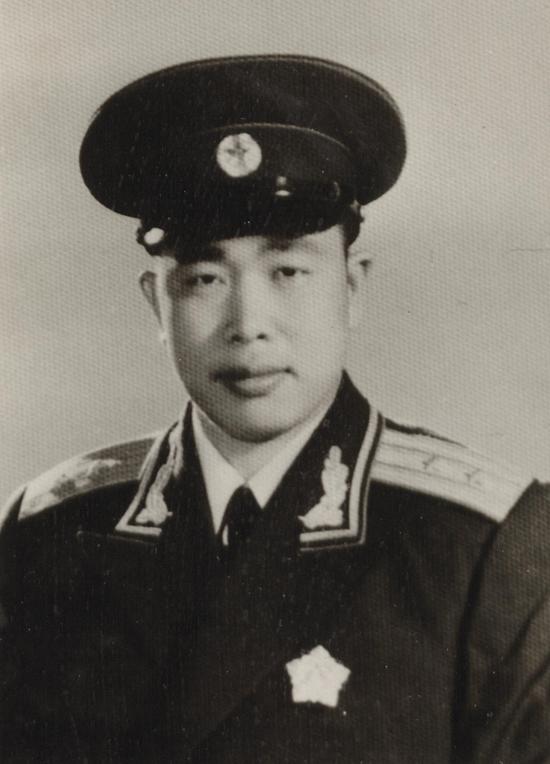 华龙毅1955年底任中国人民解放军空军石家庄第四航空学校代理校长，摄于石家庄。