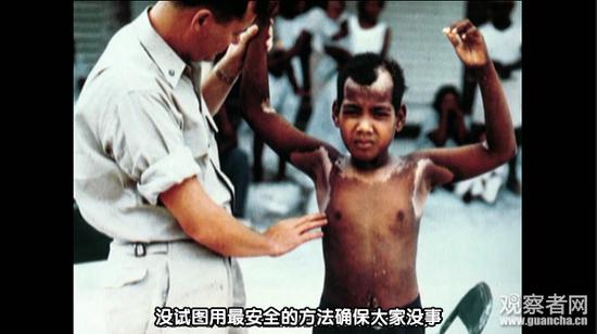 1954年,美国在比基尼岛附近试验了“布拉沃”氢弹留下巨大弹坑。试验时,美国竟然没有疏散岛民到完全安全地带。