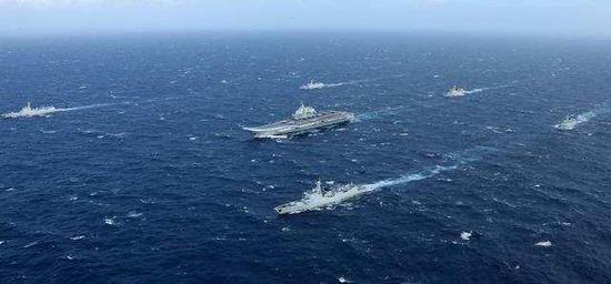 中国海军的航母攻击能力还无法与美国航母相提并论,因此055也需要承担舰队攻击的任务