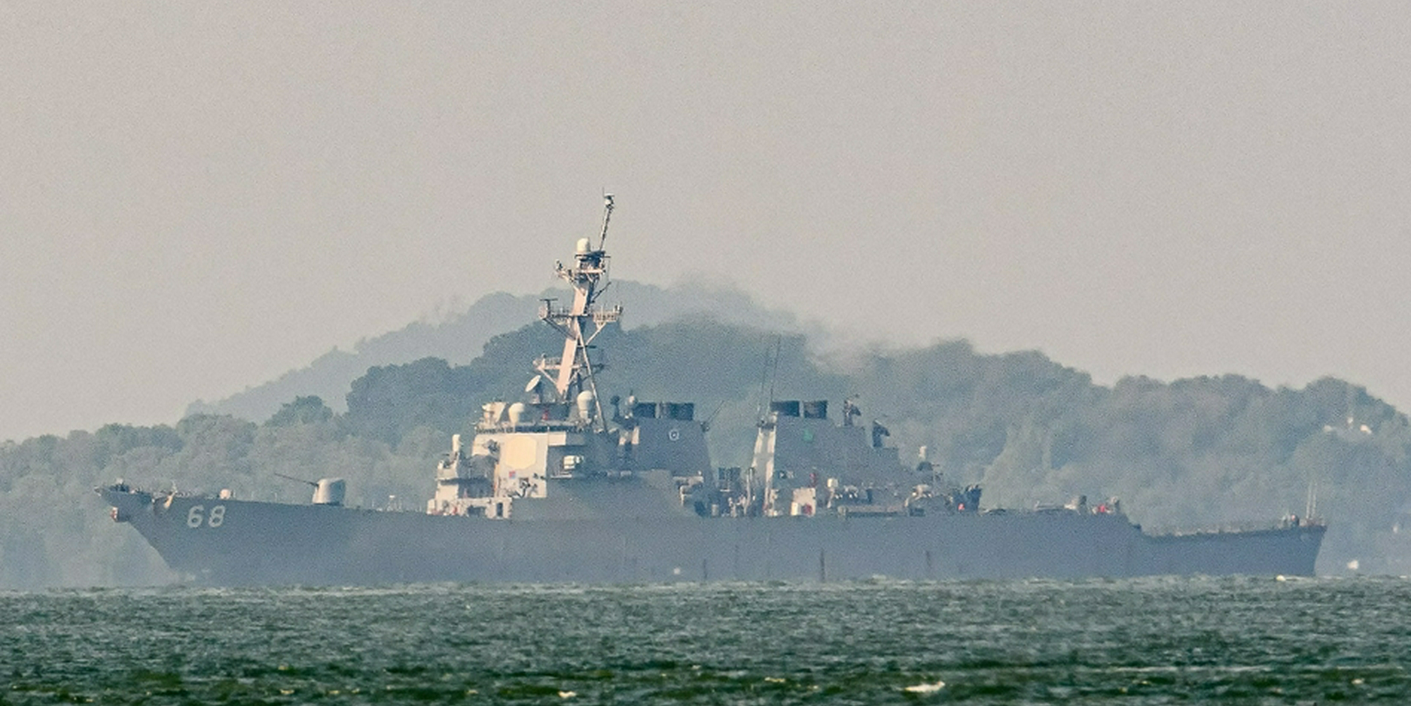 编队中的美国海军伯克级驱逐舰沙利文号(DDG-68)