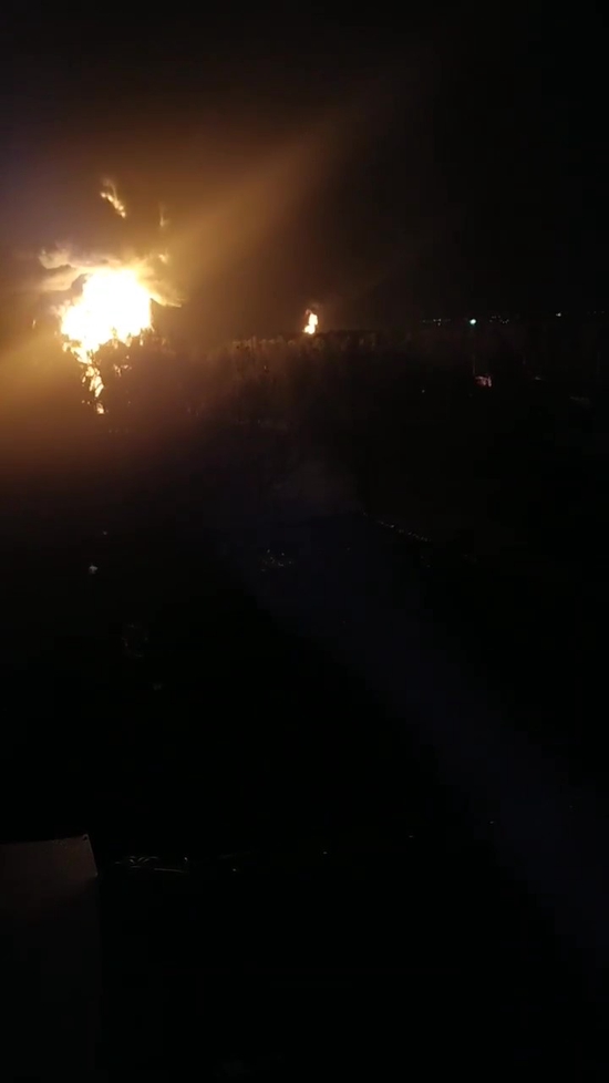 布良斯克油库起火。视频和图片来源：俄罗斯自媒体“ВЧК-ОГПУ”