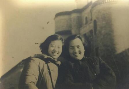 1950年赵宁(右一)与战友背景长春空军第一医院主楼