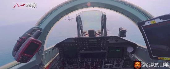 歼轰7A座舱画面曝光 飞行员还用手持GPS和P