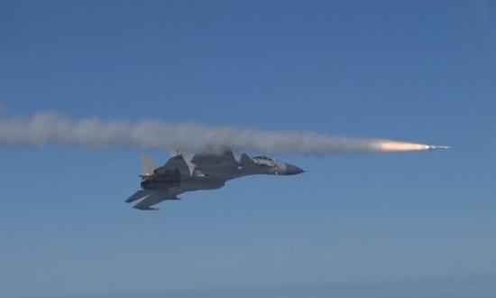 中国海军数十架战机实弹演习 歼15射霹雳8导弹
