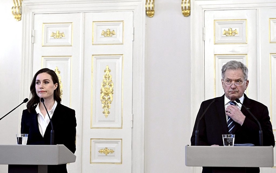 芬兰总统绍利·尼尼斯托（右）和总理桑娜·马林（左）。   视觉中国资料图