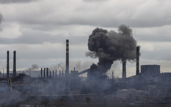 当地时间2022年4月14日，乌克兰马里乌波尔，亚速钢铁厂浓烟滚滚。