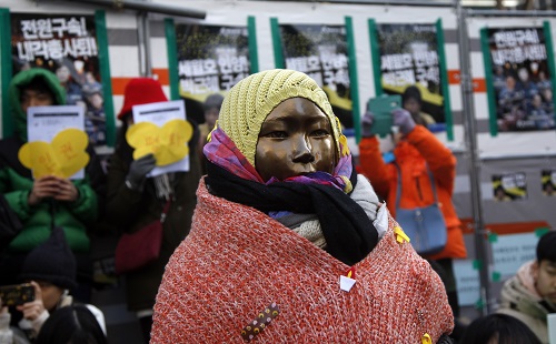 资料图:在韩国首都首尔,民众为“慰安妇”少女像戴上了帽子和围巾。新华社记者姚琪琳摄