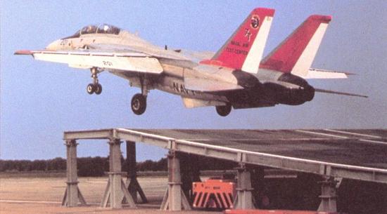 美国海军曾用F-14进行28次滑跃测试、用F-18进行91次，结论显示F-18可缩短一半以上的起飞距离