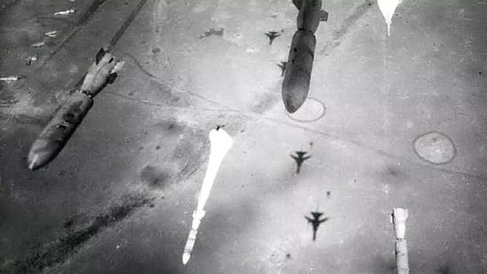 印巴战争中，印度曾以图中的BETAB-500俄制反跑道/混凝土破坏炸弹攻击巴基斯坦跑道