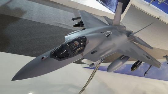 出现在首尔国际航空航天与国防展览上使用双引擎常规布局和隐身外挂的KF-X方案模型。按照这个方案即使KF-X制造出原型机,目前只能达到4代半的效能