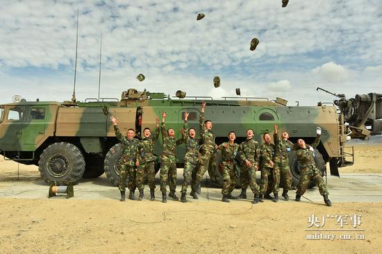 导弹发射成功,官兵兴高采烈 王杰摄