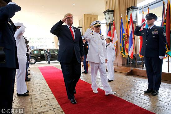 特朗普访问珍珠港,哈里斯陪同@视觉中国