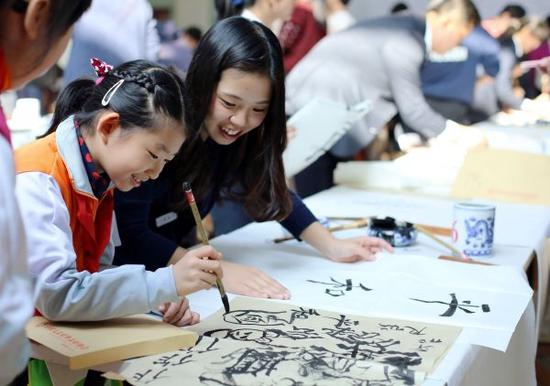 中日关系关乎两国百姓福祉。图为中日学生交流书法。新华社