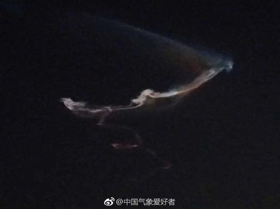  新疆网友拍到的试验形成的夜光云/图自@中国气象爱好者 