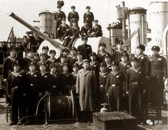 ▲ 1953年2月24日,毛主席检阅华东海军,登上了南昌舰并与官兵合影留下了著名的“为了反对帝国主义的侵略,我们一定要建立强大的海军”题词