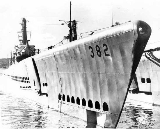 ▲ 美国海军梭鱼号（USS-382）潜艇，属白鱼级，1943年下水，排水量2400吨，装备533毫米鱼雷发射管10门（前六后四）