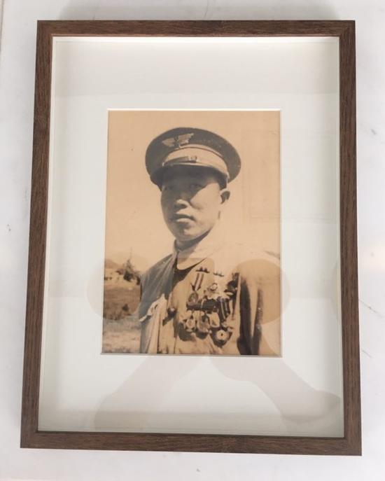 空军首位特等功臣华龙毅后人向军博捐赠文物|