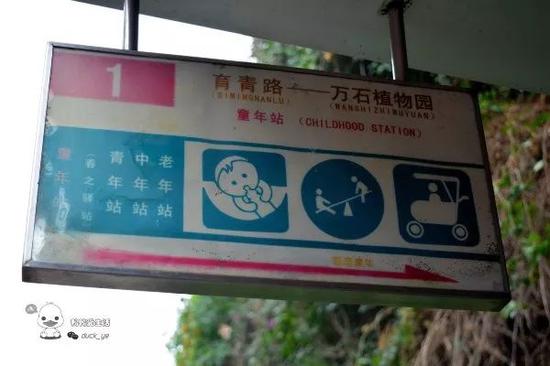 在这里,你可以沿着铁轨前行,感受老火车头的沧桑。