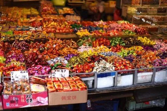 逛完八市,可以沿着大中路穿行到中山路上。