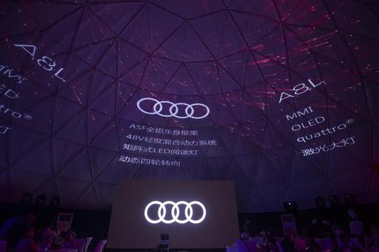 360度沉浸式球幕投影仿佛把我们带入了另一个空间
