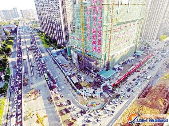 杏东路和杏滨路交叉口4个方向禁左，首个工作日上班高峰期交通拥堵。记者 陈理杰 摄