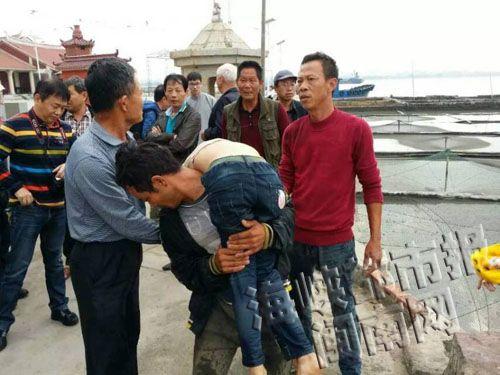 石狮一女孩被退潮海水卷走 三名村民接力救援(图)