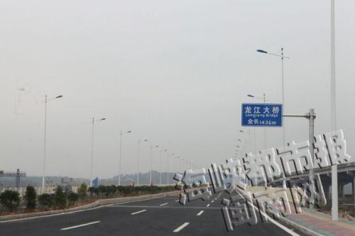 龙江大桥双向六车道，连通海澄和紫泥镇