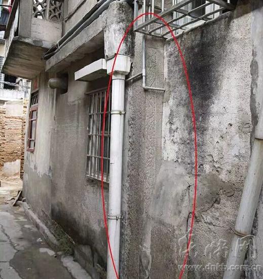 碑文一侧在外,一侧在房内(来源于晋江经济网)