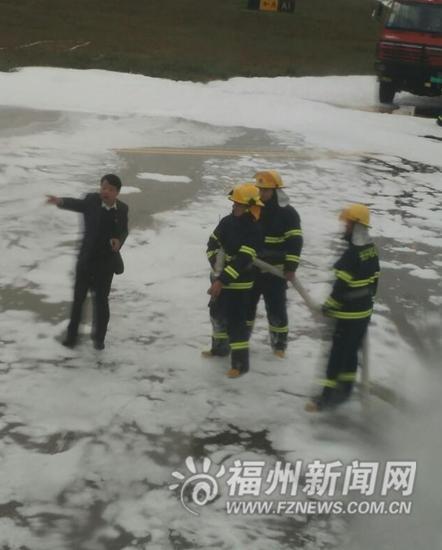 机场专职消防队正在救援。