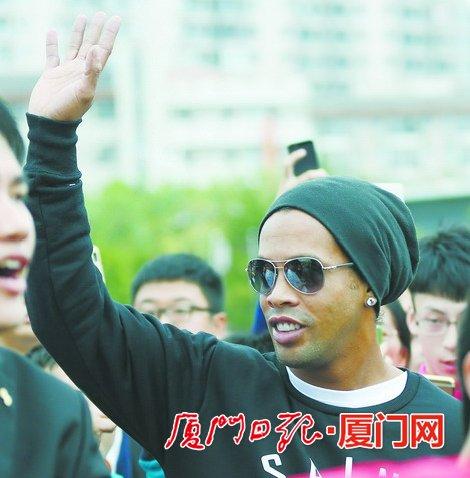 足球巨星小罗将在厦门开办花式足球学校 与球