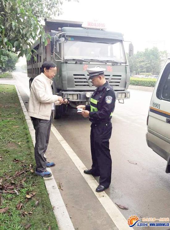 民警正在处理超载大货车。