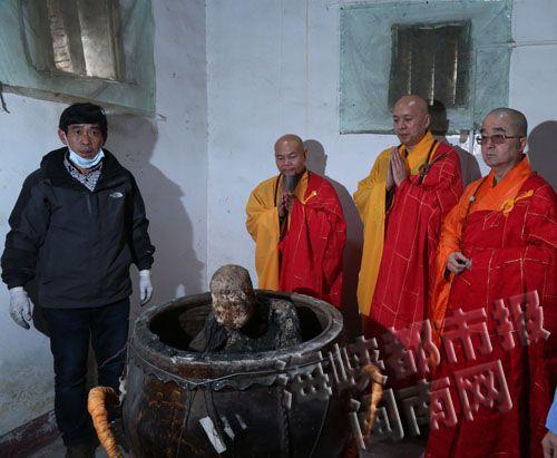 开缸后,寺里将为老和尚塑金身(普照寺提供)