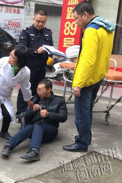 杨祖映在永春鹏源街受到捐助（读者供图）
